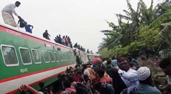 নীলসাগর এক্সপ্রেসের ৯টি বগি লাইনচ্যুত, আহত অর্ধশতাধিক